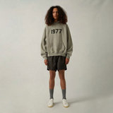 Polerón Fear of God Essentials 1977 Logo Flocado SS22 - Gris Oscuro