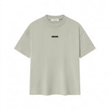 Polera Fear of God Essentials Classic Logo Metálico FW25 - Verde Grisáceo