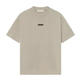 Polera Fear of God Essentials Classic Logo Metálico FW25 - Beige