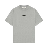 Polera Fear of God Essentials Classic Logo Metálico FW25 - Gris Concreto