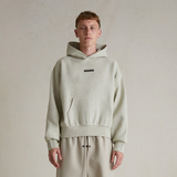 Polerón Fear of God Essentials Classic Fleece Logo Metálico SS25 - Gris Piedra