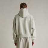 Polerón Fear of God Essentials Classic Fleece Logo Metálico SS25 - Gris Piedra