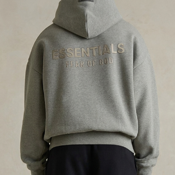 Polerón Fear of God Essentials Classic Fleece Logo Metálico SS25 - Gris Claro