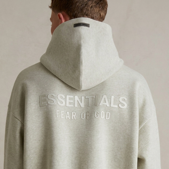 Polerón Fear of God Essentials Classic Fleece Logo Metálico SS25 - Gris Piedra