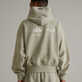 Polerón Fear of God Essentials Classic Fleece Logo Metálico SS25 – Verde Grisáceo